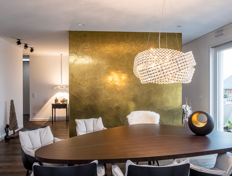 Wandgestaltung in Echtmetall-Gold als dekoratives Wohnzimmer-Highlight