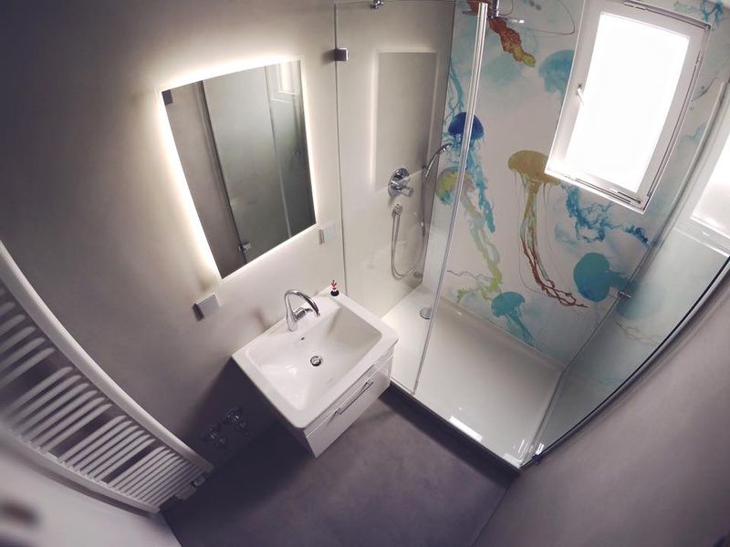 Wohnideen Wandgestaltung Maler Fugenlos Im Badezimmer Ohne Fliesen Mit Tapete In Der Dusche